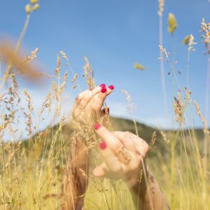 manucure naturelle. Soin de beauté des mains et massage des avant-bras. Instant détente